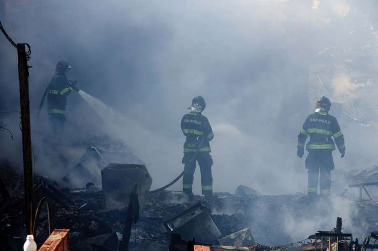 Incêndio atinge favela localizada na avenida Marginal do Oratório, em Sapopemba, zona leste de São Paulo