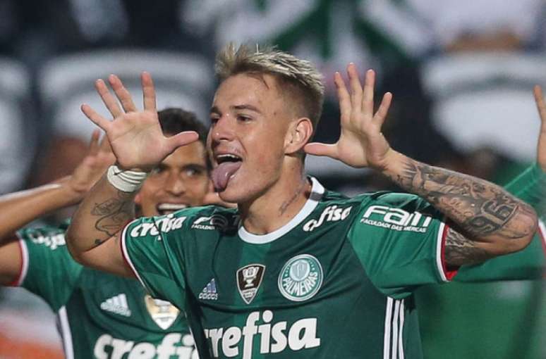 Róger Guedes comemora o seu gol contra o Coritiba, no primeiro turno (Foto: Cesar Greco)