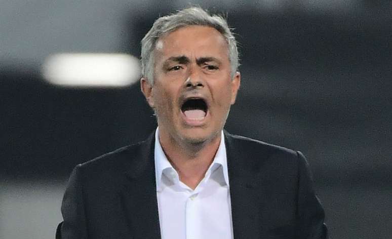 Mourinho chamou Wenger para a briga fora dos estádios ingleses (EMMANUEL DUNAND / AFP)