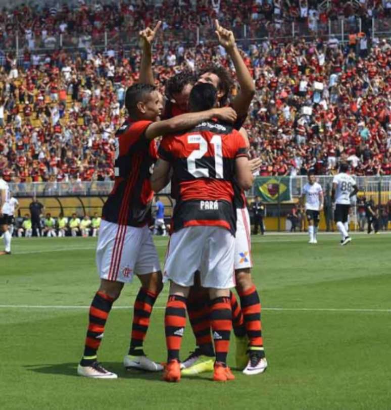 Pará e demais jogadores festejam em vitória do Flamengo (Foto: Mauro Horita/AGIF/Lancepress!)
