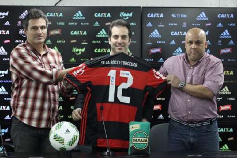 Daniel Orlean, ao centro, apresenta patrocínio do IFood (Gilvan de Souza / Flamengo)