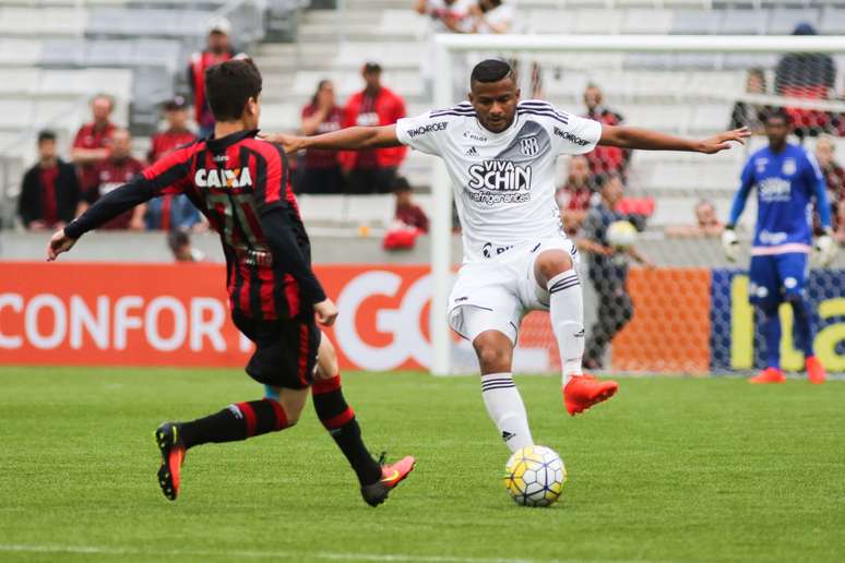 Lance durante a partida entre Atlético PR e Ponte Preta SP, válida pela Série A do Campeonato Brasileiro 2016