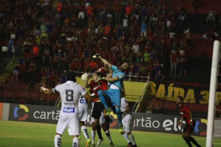 Santos perdeu dois jogadores por lesão (Foto: Genival Paparazzi)