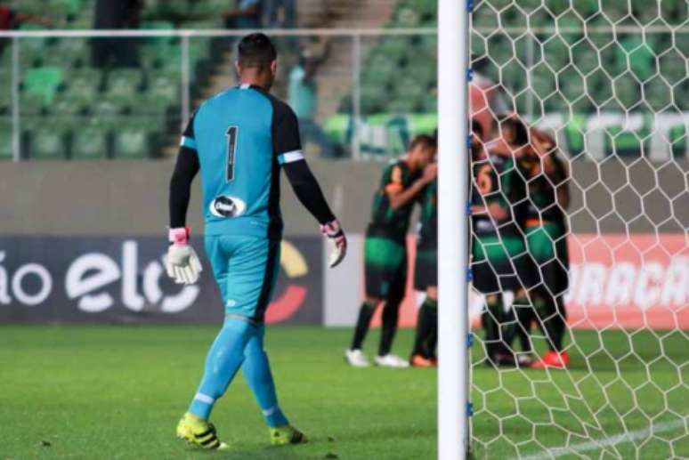 Sidão não teve culpa, mas precisou buscar uma bola em cada partida (Foto: Dudu Macedo/Fotoarena/Lancepress!)