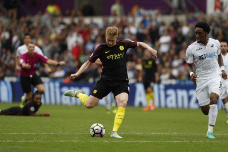 De Bruyne deu passe para o gol de Sterling na vitória sobre o Swansea (Adrian DENNIS / AFP)