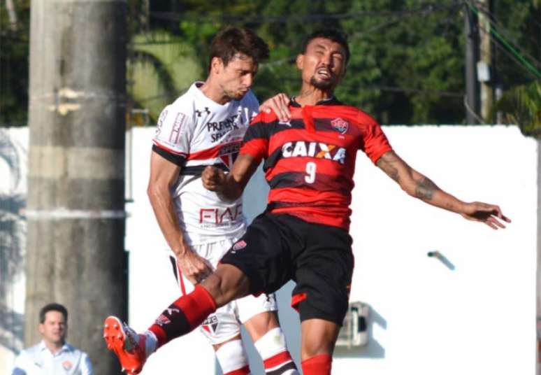 Rodrigo Caio foi o melhor do São Paulo contra o Vitória no domingo (Foto: Romildo de Jesus)