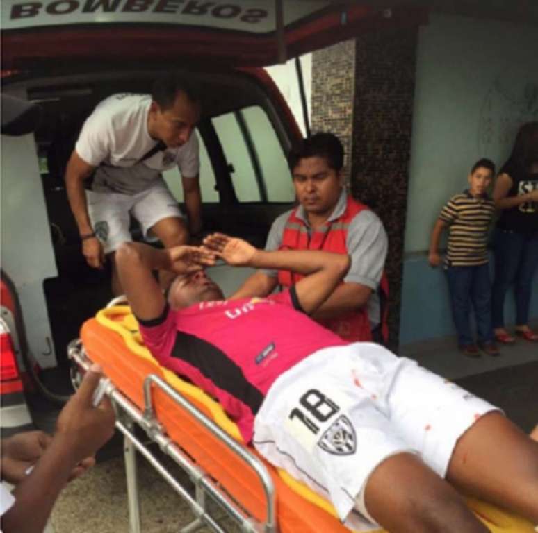 Torcedores registraram a saída de Orejuela na ambulância após o incidente (Foto: Reprodução/Twitter)