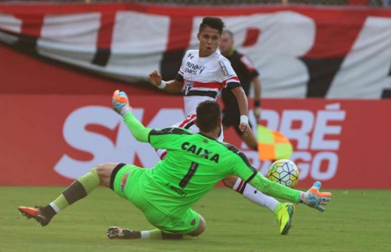 Luiz Araújo teve duas boas chances de marcar no Barradão, mas não conseguiu (Foto: Rubens Chiri/saopaulofc.net)