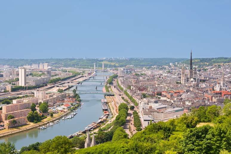 A prefeitura de Paris aprovou proposta para transformar as margens do Sena em calçadão e proibir o tráfego de automóveis ao longo de um trecho do rio. 