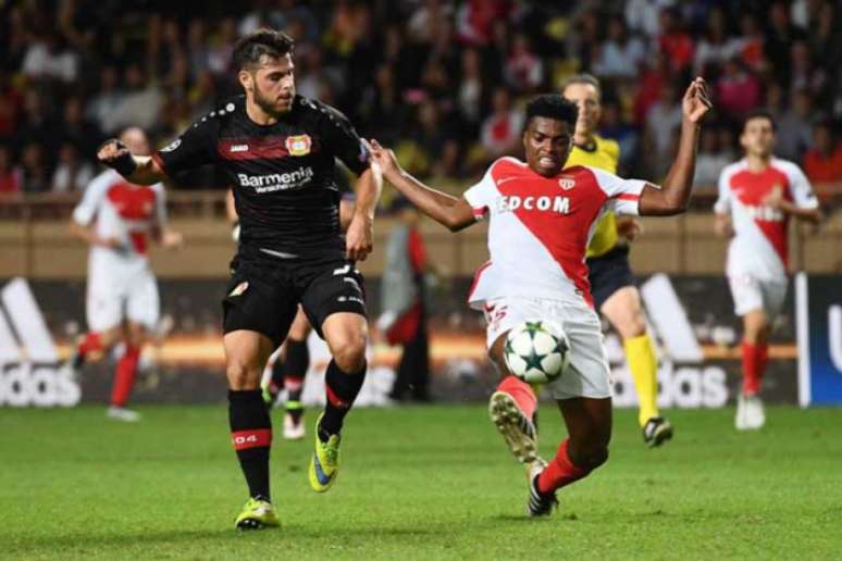 O brasileiro Jemerson, zagueiro do Monaco, se esforça e consegue cortar a bola, anulando o ataque do Leverkusen (Foto: ANNE-CHRISTINE POUJOULAT / AFP)