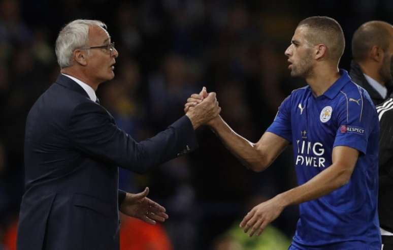 Ranieri cumprimenta Slimani durante o jogo contra o Porto (Foto: Adrian DENNIS / AFP)