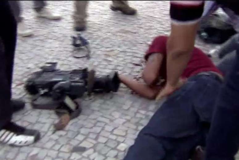 Cinegrafista da TV Bandeirantes é ferido em protesto contra aumento de passagem de ônibus