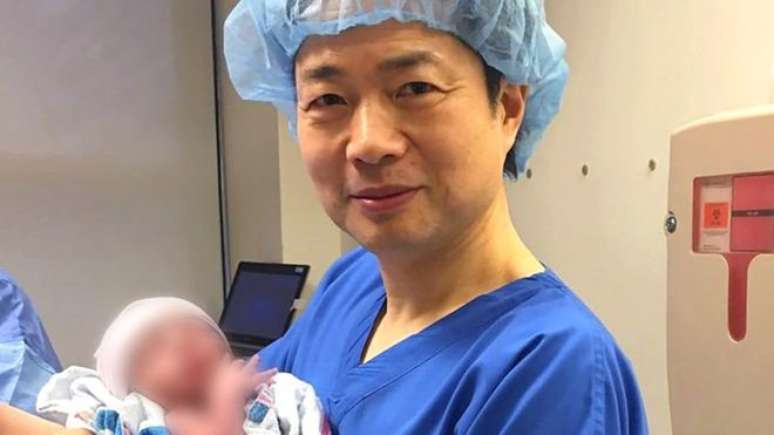 O médico John Zhang com o bebê nascido com a técnica, usada para evitar que ele adquirisse síndrome