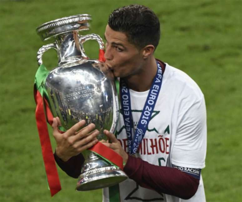 Ronaldo beija a taça da Eurocopa deste ano, conquistada após vitória diante da anfitriã França (Foto: AFP)