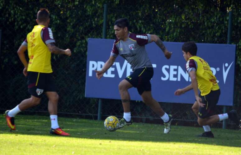 Chavez sentiu dores na panturrilha esquerda na última terça-feira (Foto: Érico Leonan/saopaulofc.net)