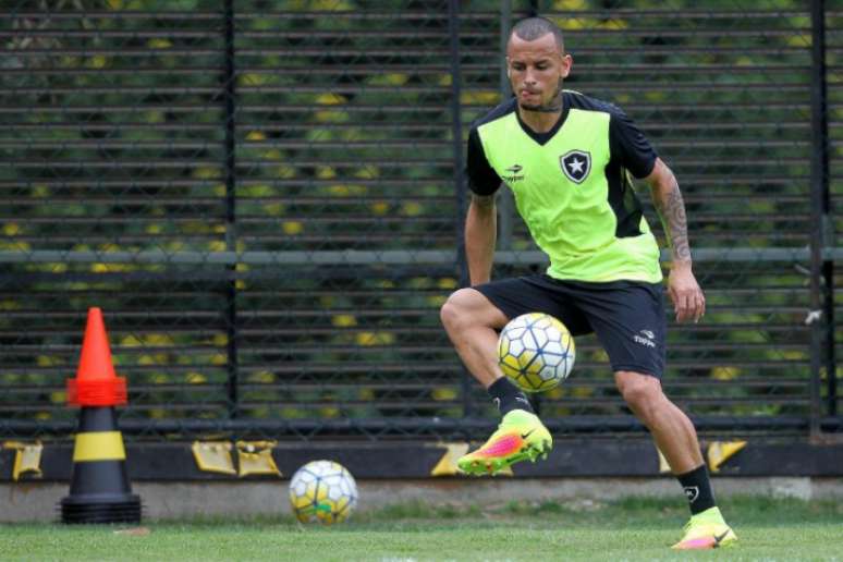 Alemão foi contratado após a lesão do titular Luis Ricardo, que só volta em 2017 (Foto: Vitor Silva/SSPress/Botafogo)