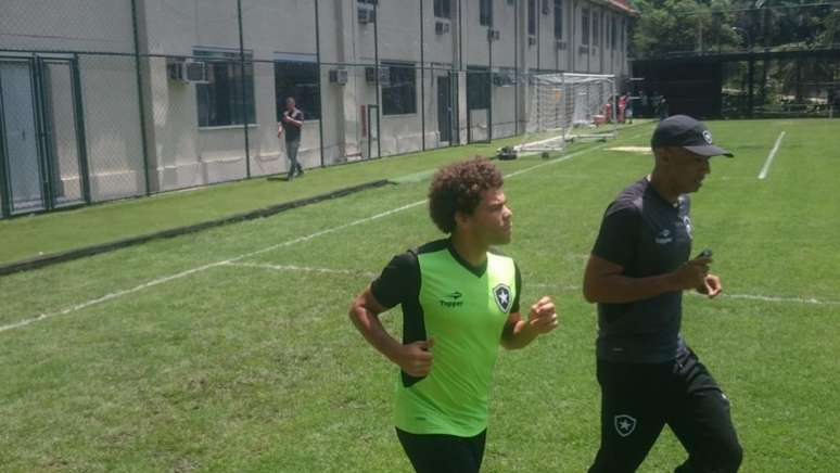 Camilo dando voltas no gramado de General Severiano nesta quarta-feira (Foto: Vinícius Britto)