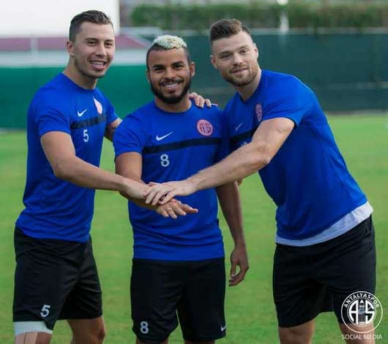 Danilo (ao centro) chegou ao clube turco na temporada 2015/16 (Foto: Divulgação / Antalyaspor)