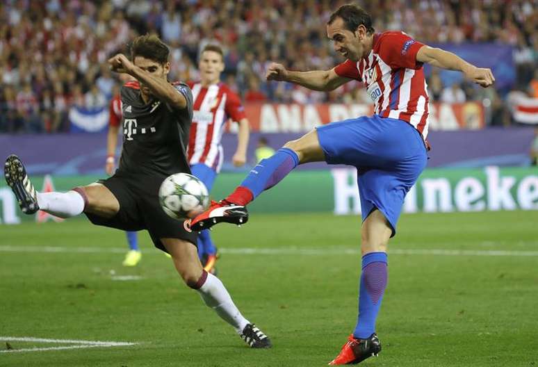 Godin chuta em direção ao gol do Bayern