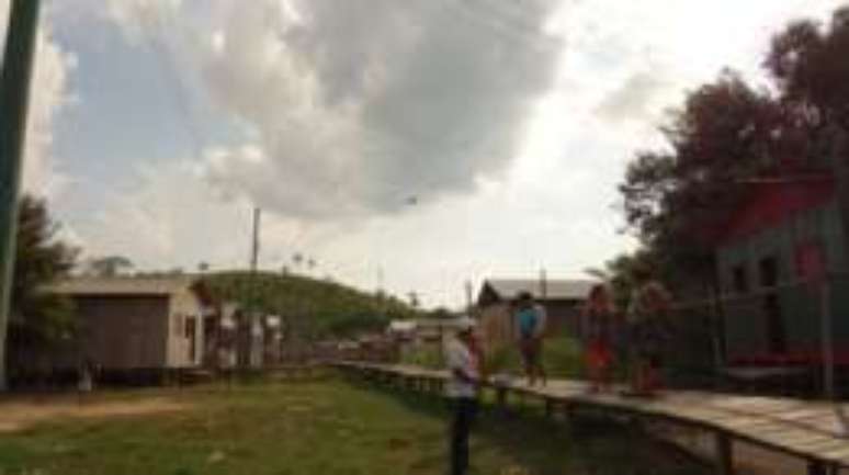 Moradores deste bairro na cidade de Itamariti, Amazonas, precisam utilizar passarelas (marombas) para fugir das alaga&ccedil;&otilde;es