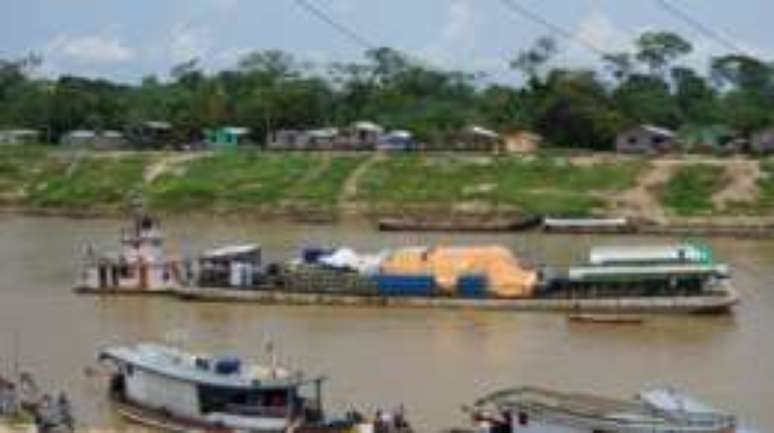 Balsas que transportam derivados de petr&oacute;leo podem levar mais de um m&ecirc;s entre Manaus e Ipixuna
