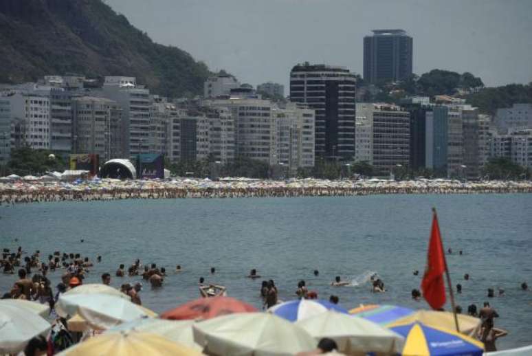 Banhistas lotam a praia de Copacabana 