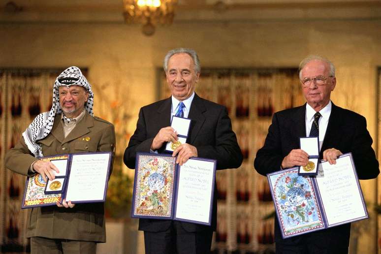 Foto de dezembro de 1994 mostra o líder palestino Yasser Arafat (esq.), o então ministro de Relações Exteriores Shimon Peres e o premiê Yitzhak Rabin vencedores do  prêmio Nobel da Paz 