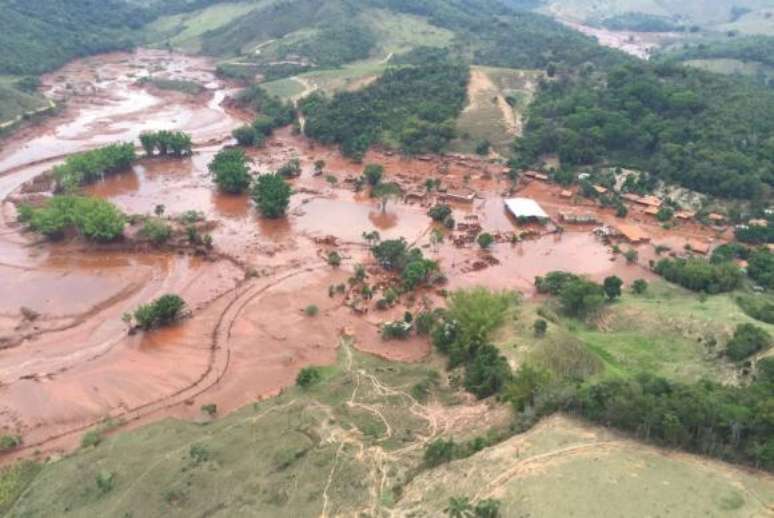 Barragem da mineradora Samarco se rompeu no distrito de Bento Rodrigues, zona rural a 23 quilômetros de Mariana, em Minas Gerais 