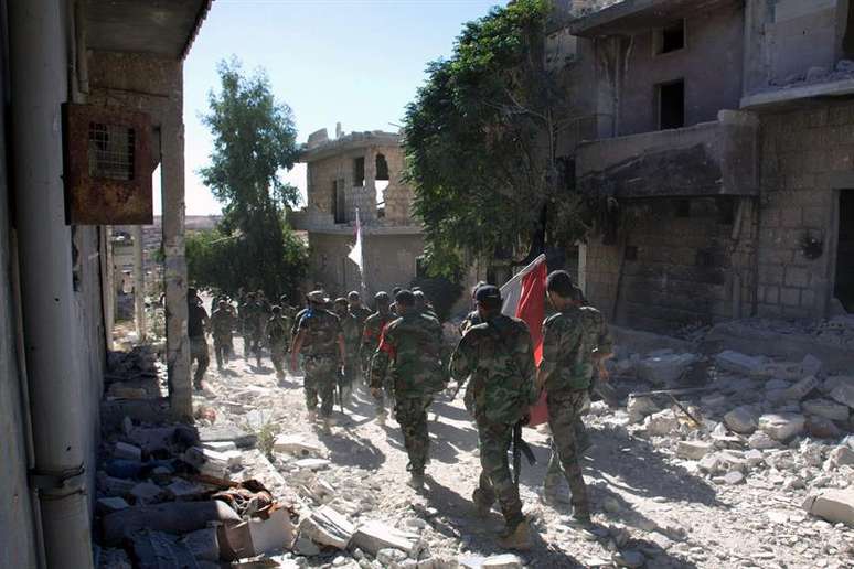 Foto mostra soldados sírios no campo de Handarat, norte de Aleppo, no dia 24 de setembro