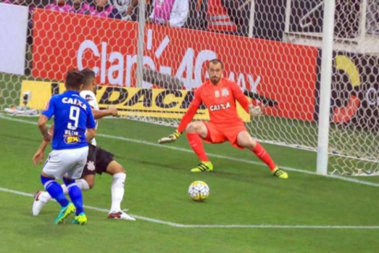 Walter fez boas defesas na partida contra o Cruzeiro, nesta quarta-feira (Foto: Jales Valquer)