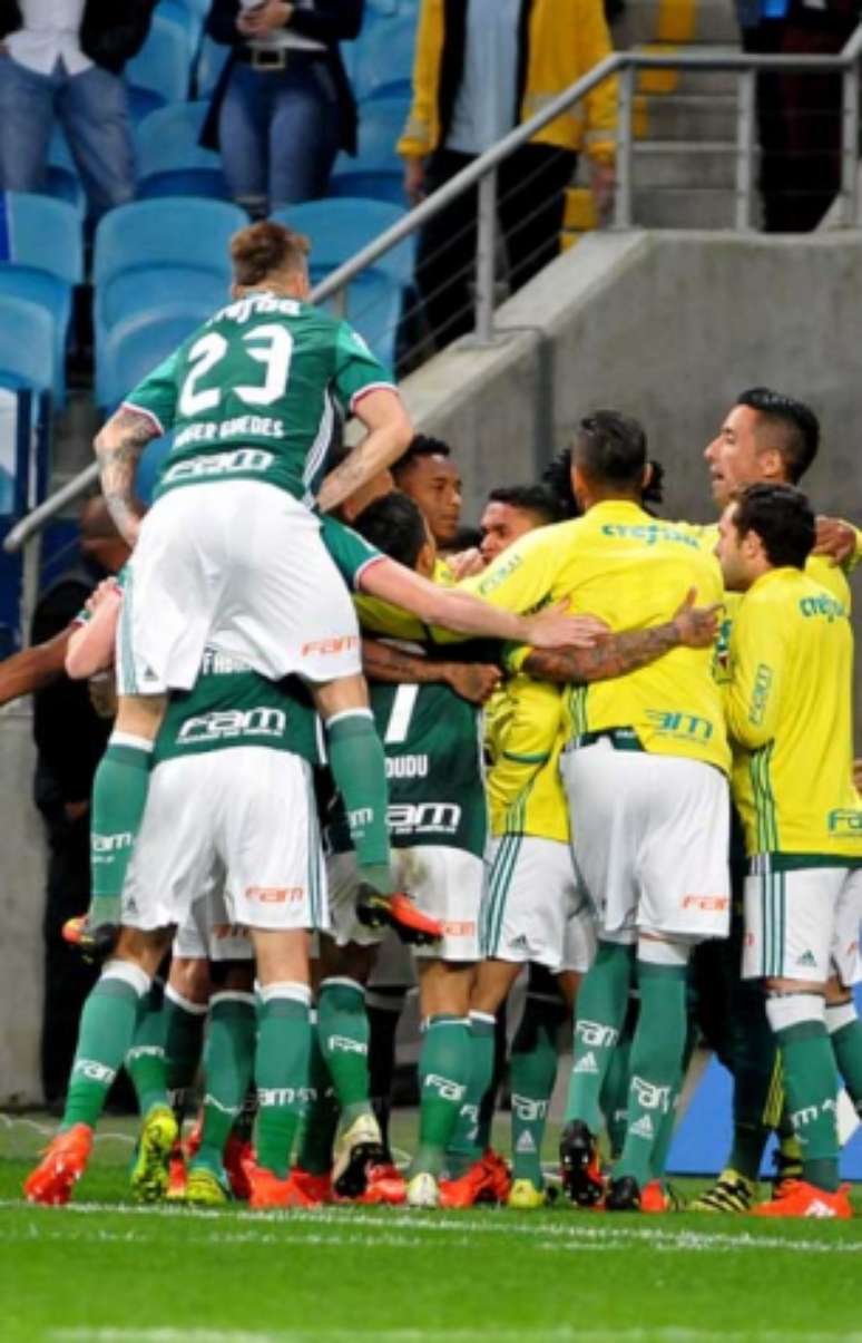 Rafael Marques comemora com os jogadores o gol de Zé Roberto (Foto: Ricardo Rímoli/Lancepress!)