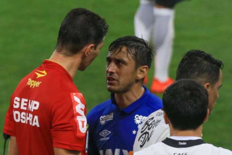 Robinho reclamando com o árbitro da partida (Foto: Jales Valquer)