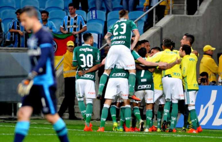 Palmeirenses comemoraram muito o gol de pênalti de Zé Roberto, contra o Grêmio (Foto: Ricardo Rímoli/Lancepress!)