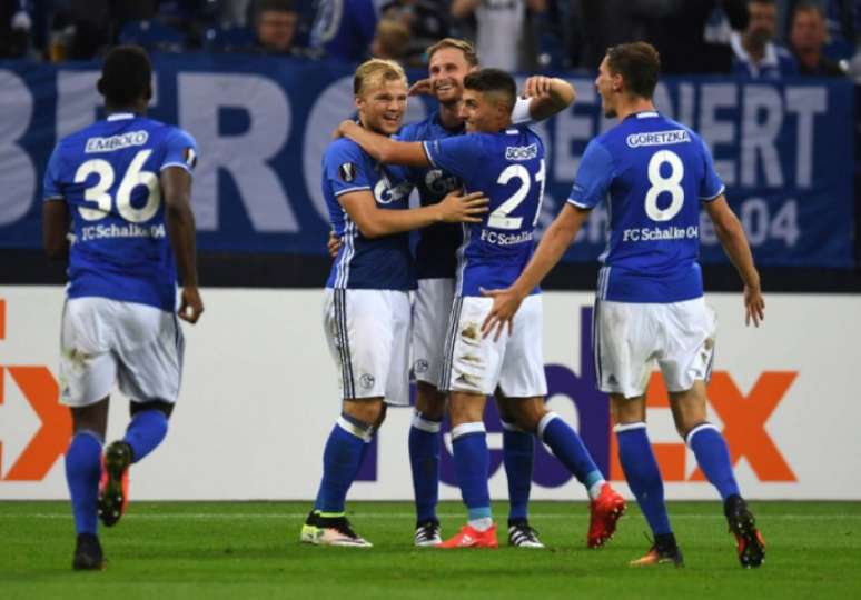 Jogadores do Schalke festejam um dos gols do time na vitória sobre o Red Bull Salszburg, pela Liga Europa PATRIK STOLLARZ / AFP