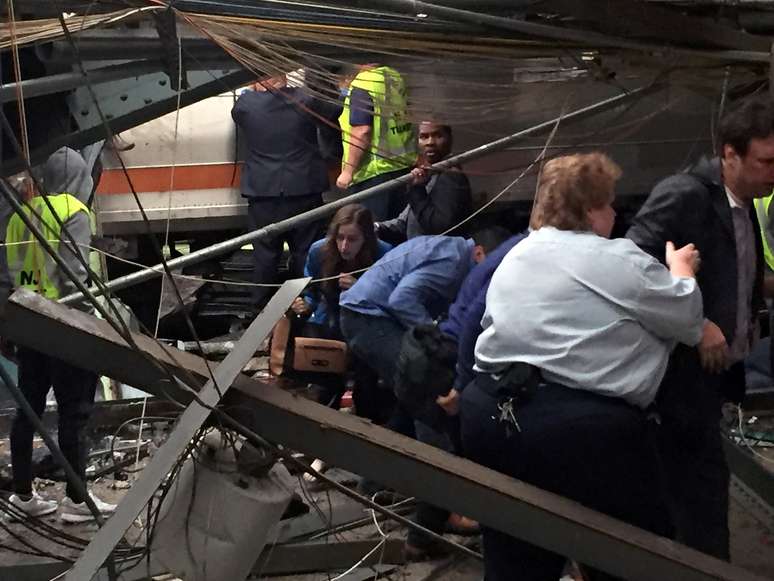 Equipes socorrem vítimas de acidente de trem em Hoboken, Nova Jersey