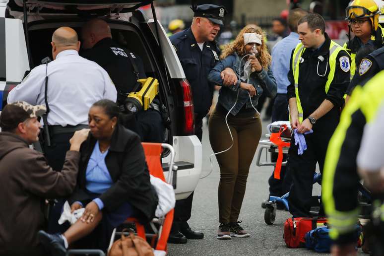 Equipes socorrem vítimas de acidente de trem em Hoboken, Nova Jersey