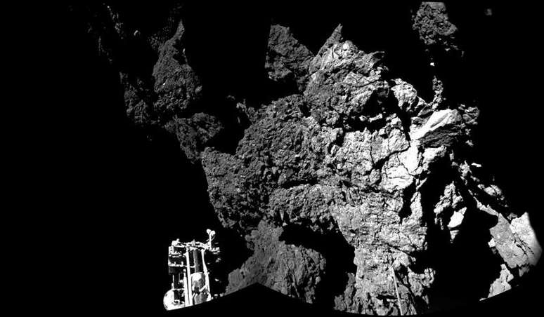 Foto fornecida pela Agência Espacial Europeia (ESA) em 13 de novembro de 2014, mostra vista panorâmica criada a partir de duas imagens do CIVA, confirmando que o pequeno robô Philae da sonda europeia Rosetta é seguro na superfície do cometa 67P / Churyumov-Gerasimenko.