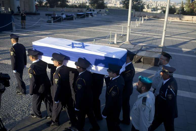 Caixão com o corpo de Shimon Peres chega ao parlamento israelense para homenagens