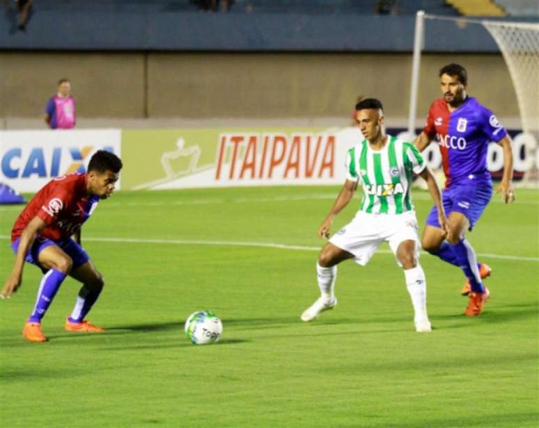 Sem vibração, Paraná foi alvo fácil e levou quatro gols no primeiro tempo no Serra Dourada. (Rosiron Rodrigues/Goiás E.C)