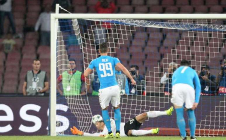 Julio Cesar, em ação diante do Napoli, na última quarta-feira (Foto: AFP)