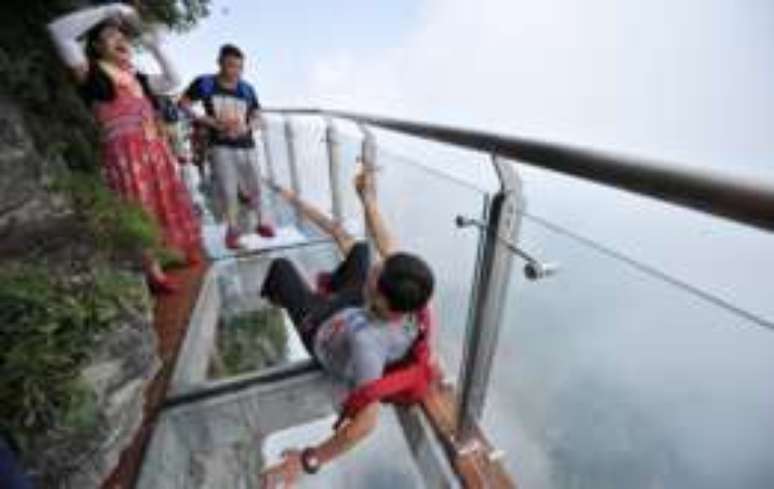 A China possui outras atrações envidradaçadas, como esse mirante na montanha Tianmen