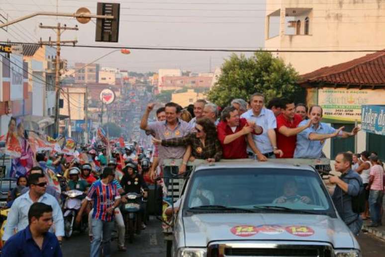 O vice-governador de Goiás, José Eliton de Figuerêdo Júnior (de azul ao centro), foi baleado durante carreata do candidato à prefeitura de Itumbiara José Gomes da Rocha (de vermelho ao centro), que também foi atingido pelos tiros. O candidato não resistiu aos ferimentos e morreu no local