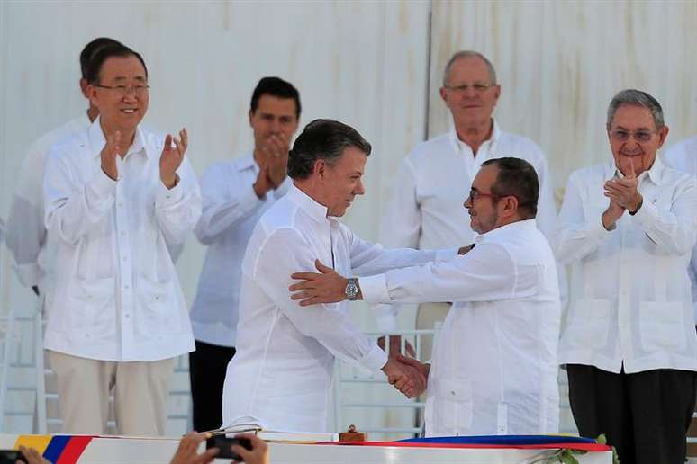 O presidente da Colômbia, Juan Manuel Santos, e o líder máximo das Farc, Rodrigo Londoño Echeverri, se cumprimentam após assinarem o acordo de paz