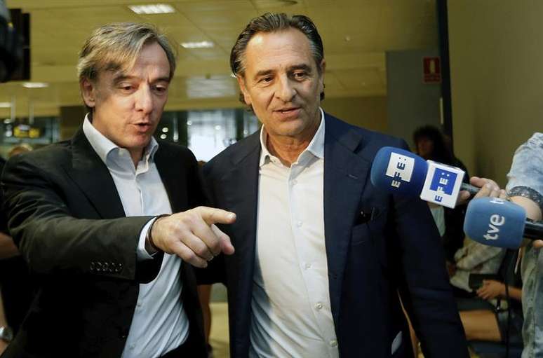 O treinador italiano Cesare Prandelli (dir) m sua chegada ao aeroporto de Manises (Valencia)