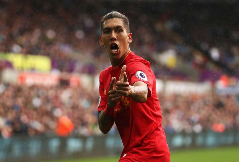 Roberto Firmino comemora seu gol pelo Liverpool sobre o Swansea no Campeonato Inglês