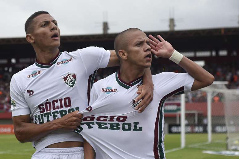 Richarlison (e), jogador do Fluminense, comemora seu gol com o companheiro Marcos Júnior durante partida contra o Sport, válida pela vigésima oitava rodada do Campeonato Brasileiro 2016