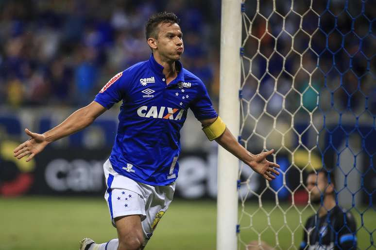 Henrique comemora o gol que acabou dando a vitória ao Cruzeiro contra o Grêmio, no Mineirão