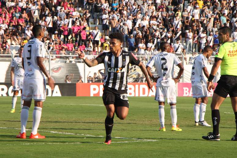 Júnior Urso comemora o gol marcado contra a Ponte Preta, em Campinas