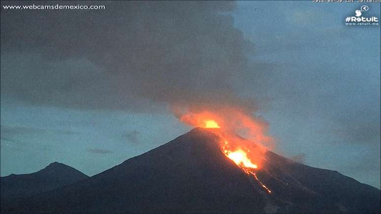 Um vídeo acelerado mostra a erupção, na noite da sexta-feira, do vulcão Colima, no oeste do México.