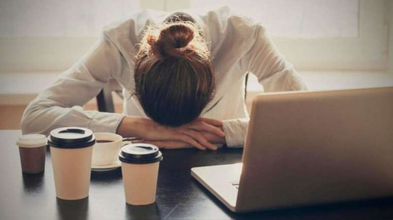 Estresse e falta de sono causados pelo excesso de trabalho podem aumentar chances de doenças crônicas